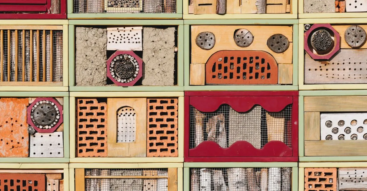 découvrez notre hôtel à insectes, un refuge écologique pour favoriser la biodiversité et accueillir abeilles, coccinelles et autres insectes utiles dans votre jardin.