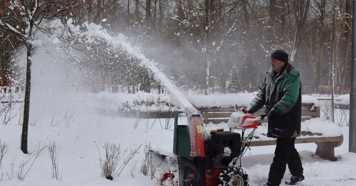 souffleur à feuilles makita 36v puissant et sans fil, idéal pour un nettoyage efficace et rapide de votre jardin.
